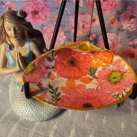 DECOUPAGE FLOWERS ON A CLAM SHELL - Picture 2 of 9